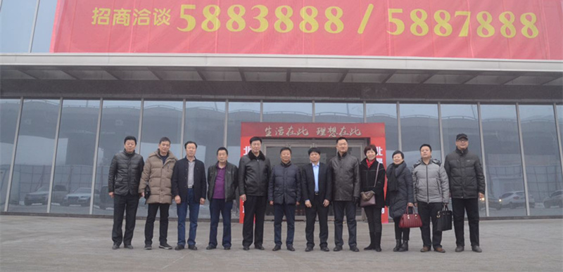 圖為集團領(lǐng)導(dǎo)查看北晟商業(yè)廣場項目_副本.jpg